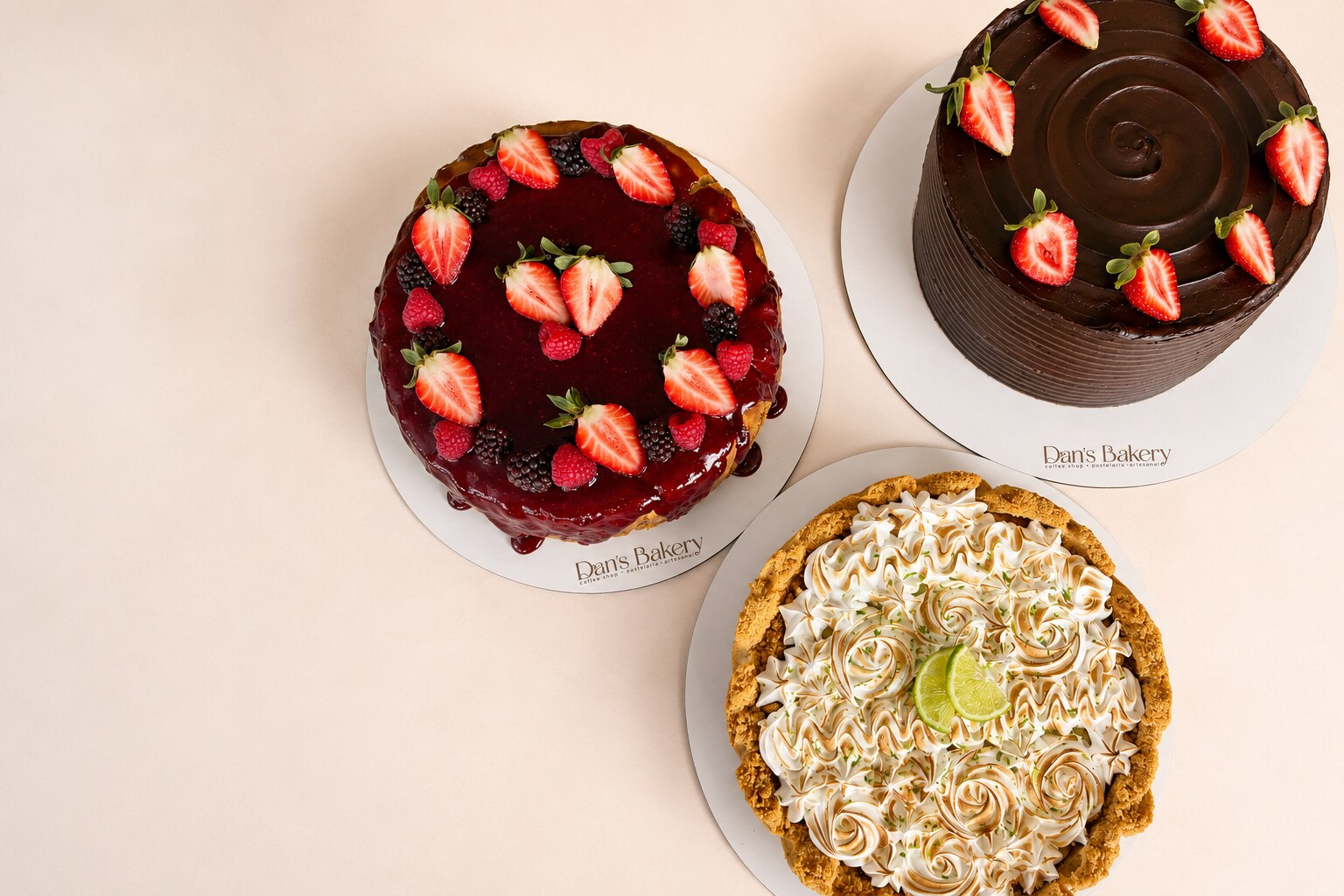 Três bolos artesanais da Dan's Bakery